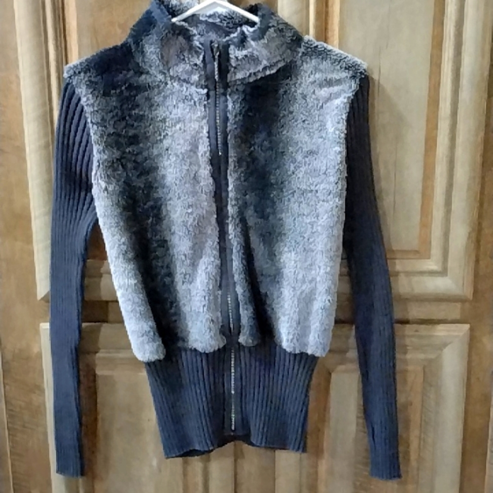 Very Nice Pretty Pre-Owned Long Sleeve Soft Sweater With Front Zipper!